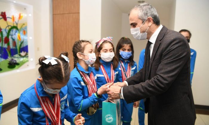 Çiftçi, başarılı sporcuları kutladı