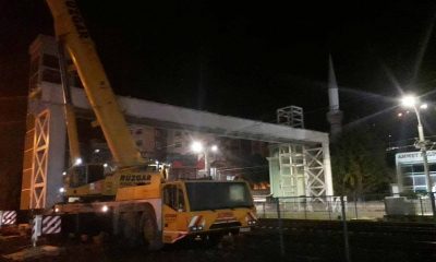 Eğitim kampüsü üst geçidinde üst kiriş yerleştirildi