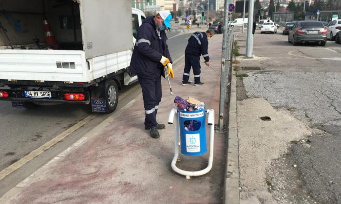 Şehir genelindeki yol, durak ve üst geçitler temizleniyor