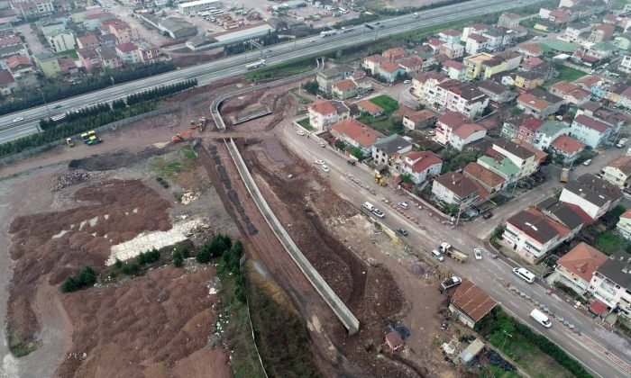Körfez’de otoyol geçiş köprüsü yapımı devam ediyor