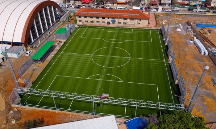 Gebze Futbol Sahasının halısı serildi