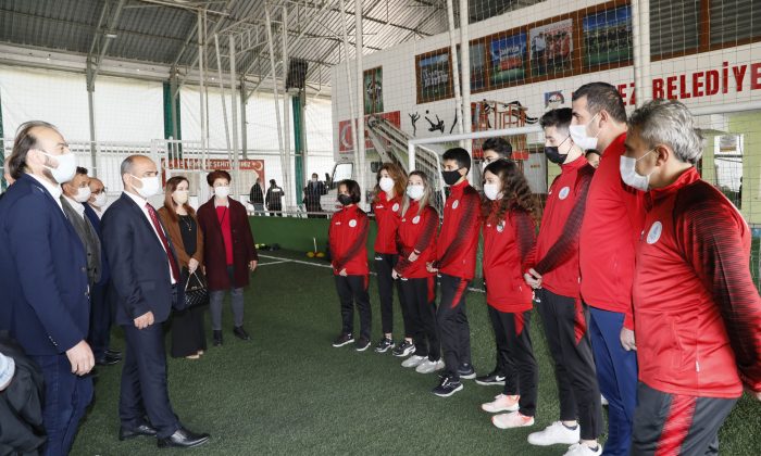 Başkan Söğüt, sporcuları uğurladı