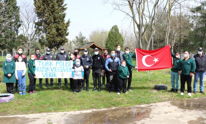 Özel çocuklardan polis abilerine özel kutlama