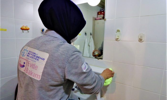 Evde bakım ekiplerinden evlerde bayram temizliği