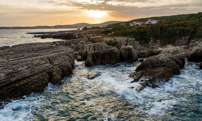 Tarihi kayalıkları ve doğal güzelliği ile turistlerin akınına uğruyor