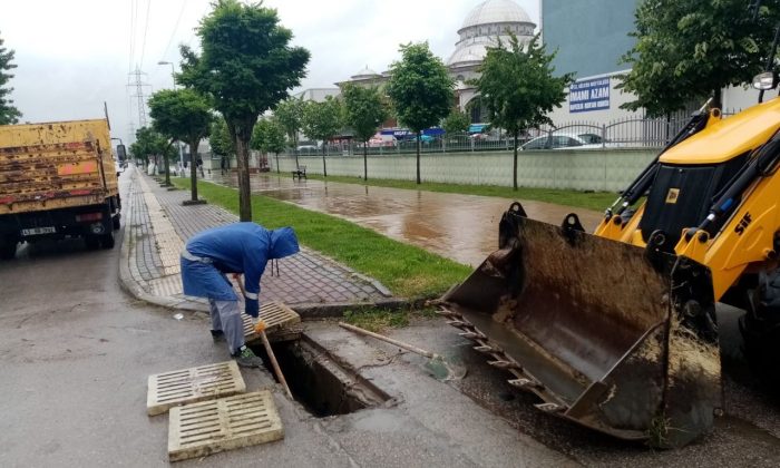 Büyükşehir ani yağışlara karşı görevde