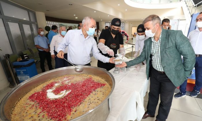 Başkan Büyükgöz’den personele aşure ikramı