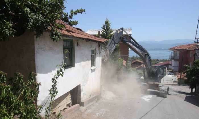 Zabıtan mahallesindeki hasarlı bina yıkıldı