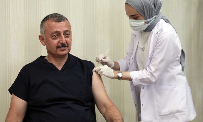 Tahir Büyükakın 3.Doz Aşını Oldu
