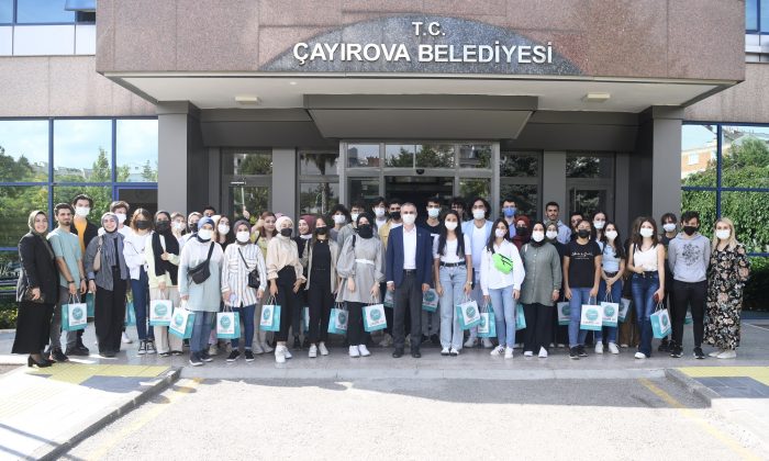 Çiftçi, üniversiteyi kazanan öğrencilerle buluştu