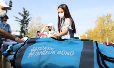 Gönüllüler kıyıdan, dalgıçlar sudan atık topladı