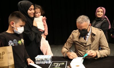 Fuarda Bekir Develi kitaplarını imzaladı