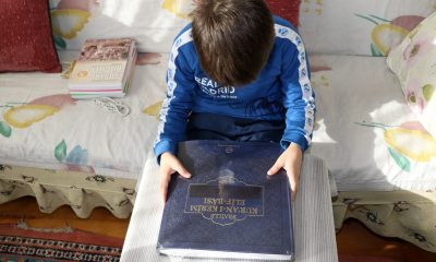 Görme engelli Ziya’ya Braille alfabeli  Elif-Ba hediye edildi