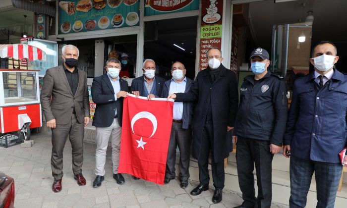 Kaymakam Kubilay ve Başkan Şayir’den Dilovası Esnafına Türk Bayrağı