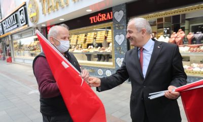 Başkan Büyükgöz esnafa Türk Bayrağı hediye etti