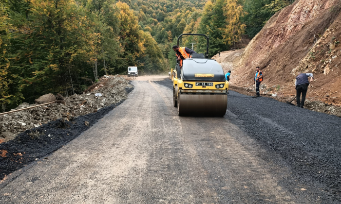Heyelanla bozulan yol sağlamlaştırılarak asfaltlandı