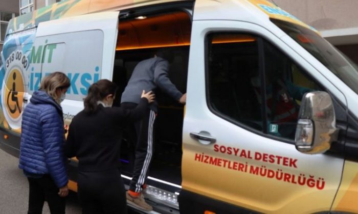 Yürüme güçlüğü yaşayan vatandaşın yardımına engelsiz taksi yetişti