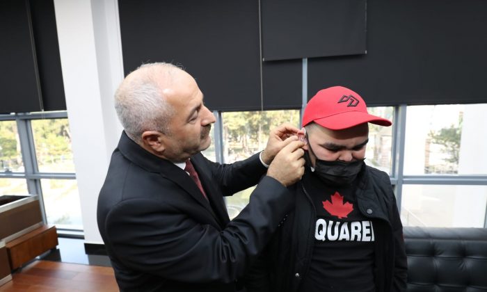 Başkan Büyükgöz’den Genç Tugay’a Anlamlı Hediye
