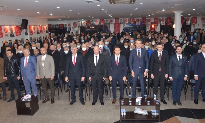 MHP’ye üye olan 307 kişiye rozetleri takıldı