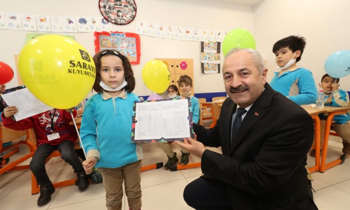 Öğrencilerin karne heyecanına ortak oldu
