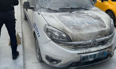 Gölcük’te polis aracı yakıldı