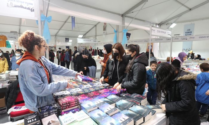 Gebze Kitap Fuarının Genç Ziyaretçilerin akına uğruyor