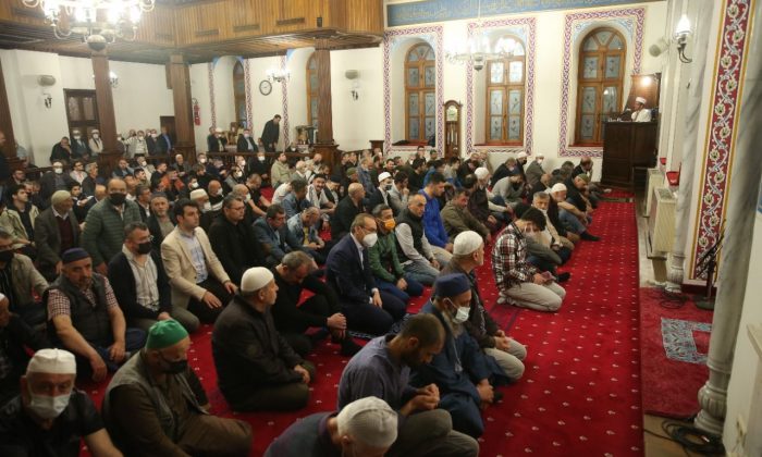 Kadir Gecesi’nde binlerce vatandaş camilere akın etti