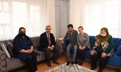 Vali Seddar Yavuz ile eşi,  30 Ailenin Gönlü Hoş Tutarak, Dualarını Aldılar