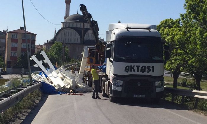 Tırdaki yük yola döküldü, cadde trafiğe kapandı