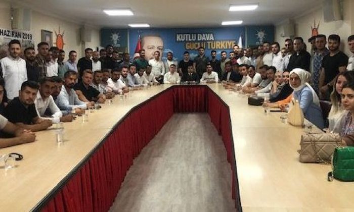 AK Partili Eski başkanlar Özdemir ve Denli’nin katılmadığı törende,  Gençlerin yeni başkanı göreve başladı
