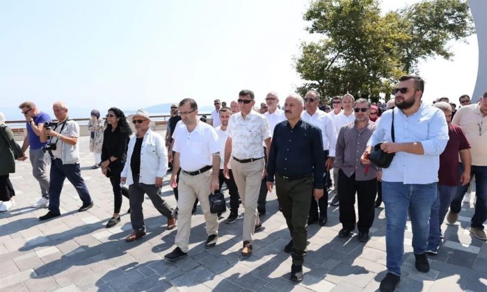 Başkan Büyükgöz ve Gebze Heyeti  Demokrasi ve Özgürlükler Adasında