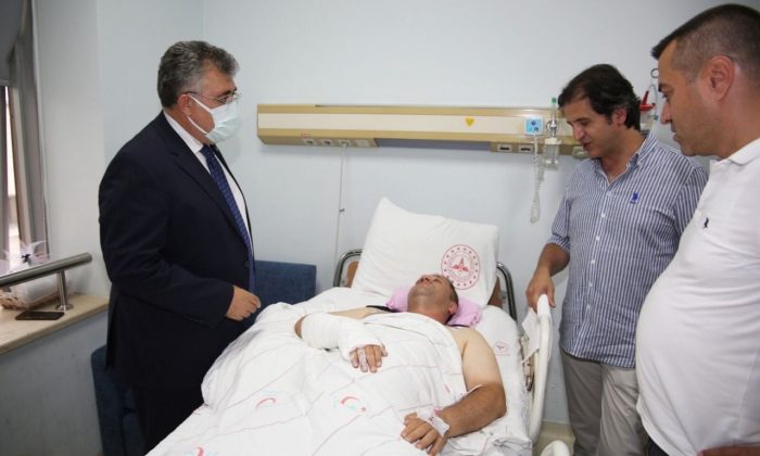 Tipioğlu yaralı polis memurunu hastanede ziyaret etti