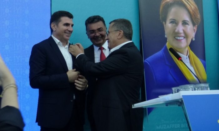 Gebze’de, Gedikli AK Partili Olarak Bilinen Gencay Yıldıztekin’in İYİ rozetini Türkkan taktı!
