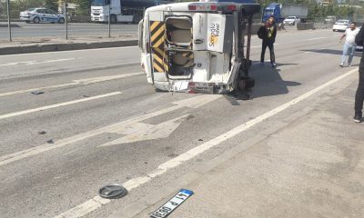 Tankerin çarptığı servis minibüsü devrildi: 1 yaralı