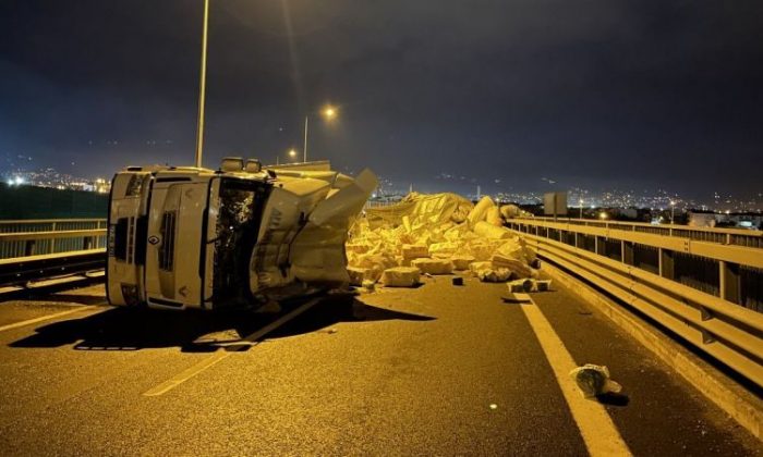 Kuzey Marmara Otoyolu’nda tır devrildi: Yol trafiğe kapandı