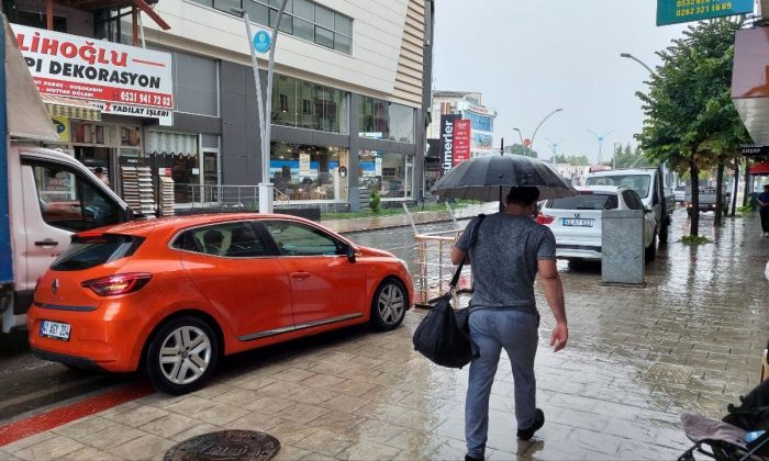 Aniden bastıran yağmura vatandaşlar hazırlıksız yakalandı