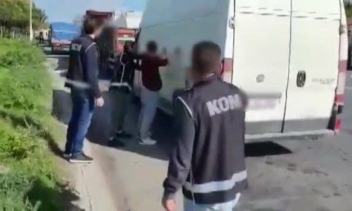 Görevden ihraç edilen astsubay 1 milyon 770 bin kaçak makaronla yakalandı