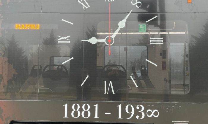 Saat 09.05’te duran tramvayda yolcular Atatürk’ü andı