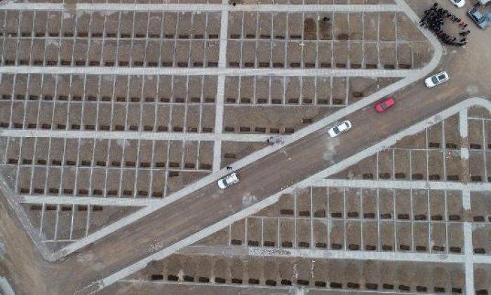 İşçiler yüzlerce mezar kazdı, nedenini de belediye bakanı açıkladı