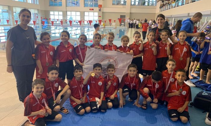 Minik yüzücüler Körfez’e madalyalarla döndü