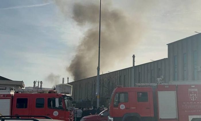 Fabrikada çıkan yangın çalışanları sokağa döktü