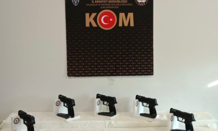 Durdurulan araçta 5 ruhsatsız tabanca ele geçirildi