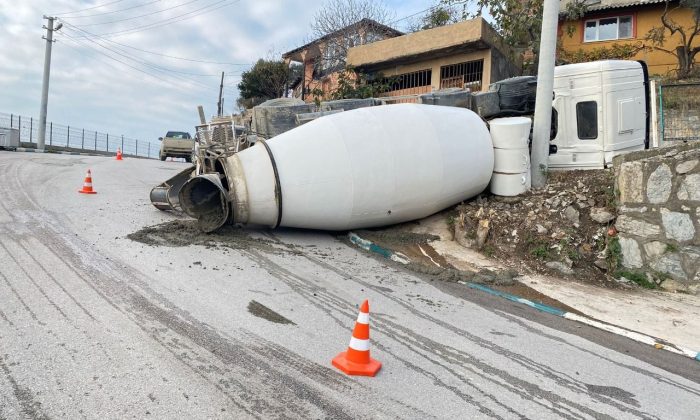 Beton mikseri devrildi