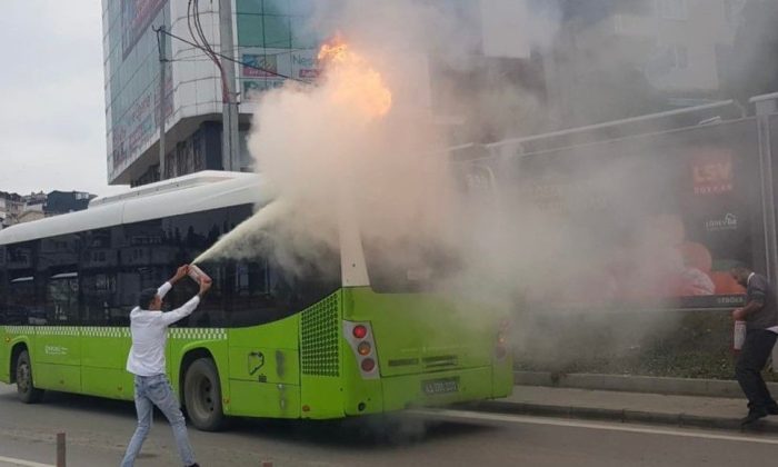 Seyir halindeki belediye otobüsü bir anda alev aldı