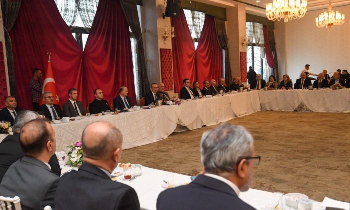 Vali Yavuz, Derince Muhtarlarıyla Bir Araya Geldi