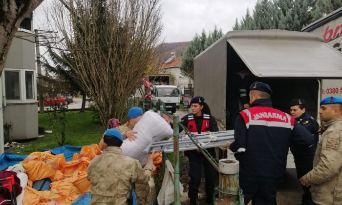 Kocaeli İl Jandarma’dan Düzce’de afet bölgesine yardım