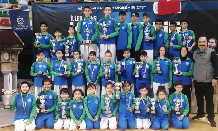 Çayırova Belediyesi karate takımı, 24 kupa ve 25 madalya kazandı.