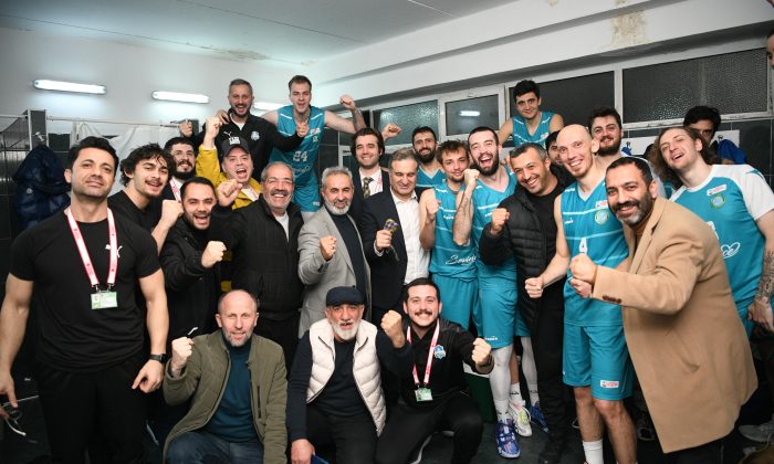 Çayırova Belediyesi basketbol takımı Iiderlik yoluna tam gaz devam ediyor