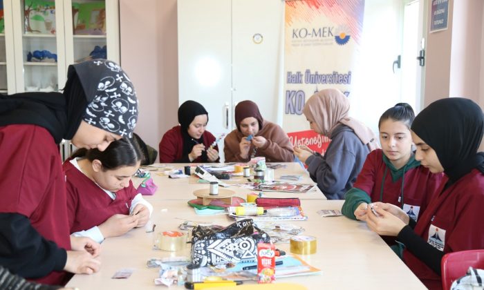Atık kağıtlar maharetli ellerde sanata dönüştü