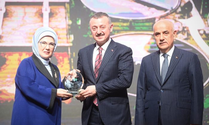 Emine Erdoğan’dan Başkan Büyükakın’a teşekkür plaketi